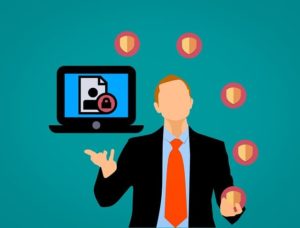 Manager jongliert neben Laptop und Schloss, symbolisch für Datenschutzinvestitionen
