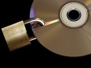 CD mit Schloss-Symbol darauf, symbolisiert Datensicherheit