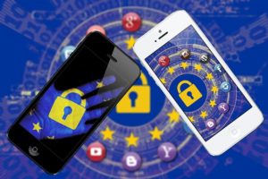 Smartphones umgeben von EU-Farben mit einem digitalen Schloss - Symbol für einVerfahrensverzeichnis